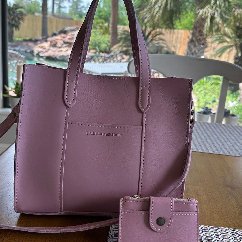 Adorable pink Portland, leather goods, Crossbody tote. Great for any season. - Picture 7 of 11